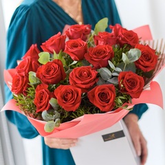 Valentine's Day Luxury 18 Red Roses